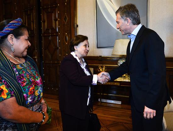 El mandatario argentino en reunión con invitadas internacionales.