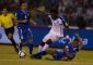 TEG2001. SAN PEDRO SULA (HONDURAS), 29/03/2016.-El jugador de la selección de Honduras Alberth Elis (c) disputa el balón con Henry Romero (d) y Richard Menjivar (i) de El Salvador hoy, martes 29 de marzo de 2016, durante un partido por las eliminatorias del mundial Rusia 2018 en el Estadio Olímpico de San Pedro Sula (Honduras).EFE/STR