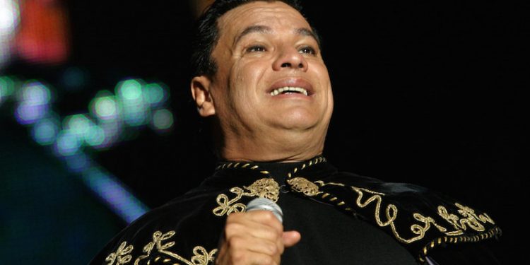 MEX13. CIUDAD DE MÉXICO (MÉXICO), 28/08/2016.- Fotografía de archivo del 27 de noviembre de 2004 del cantautor mexicano Juan Gabriel durante su presentación en el "Foro Sol" de Ciudad de México. Juan Gabriel falleció hoy, 28 de agosto de 20106, en Santa Mónica, California, a los 66 años de edad y de un infarto al corazón. "Lamento la muerte de Juan Gabriel, uno de los grandes iconos musicales de nuestro país. Mis condolencias a sus familiares y amigos", dijo el presidente de México, Enrique Peña Nieto, vía Twitter. EFE/Armando Mota