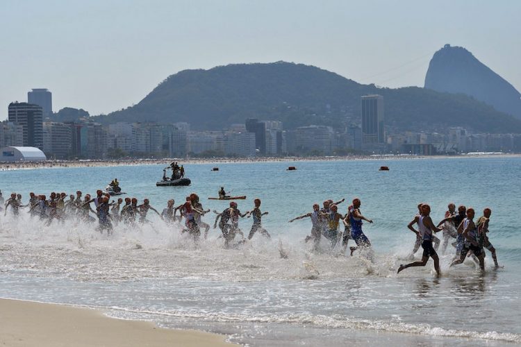 MTI137. Rio De Janeiro (Brazil), 18/08/2016.- Competitors start from Fort Copacaban during the men's Triathlon race of the Rio 2016 Olympic Games at Fort Copacabana in Rio de Janeiro, Brazil, 18 August 2016. (Triatlón, Brasil, Hungría) EFE/EPA/Zsolt Czegledi HUNGARY OUT