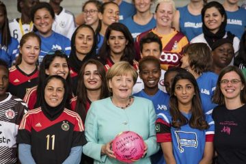 Angela Merkel rindiendo homenaje a mujeres deportistas destacadas en los Olímpicos.