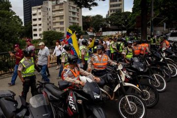Policia escoltando marcha de la oposición al Gobierno en Caracas, Venezuela.