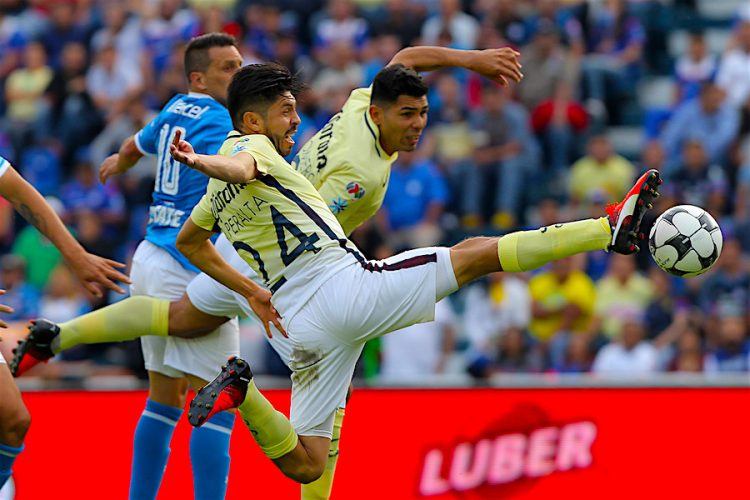 El jugador del América Oribe Peralta (c) trata de controlar el balón, durante el juego correspondiente a la jornada ocho del fútbol mexicano, en el estadio Azul de Ciudad de México (México). EFE/Alex Cruz