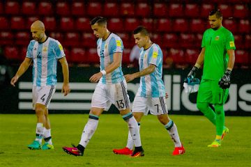 Los jugadores de Argentina salen del campo, luego de un partido clasificatorio para Rusia 2018 en el estadio Metropolitano de Mérida (Venezuela). EFE/MIGUEL GUTIERREZ