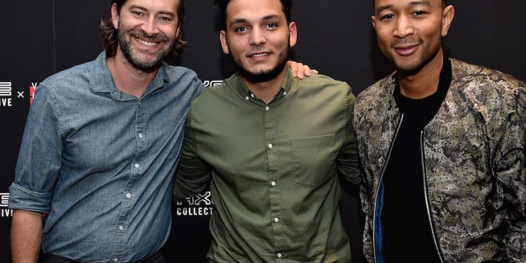 (izq-der), El actor Mark Duplass, el estudiante Francisco Cabrera y el músico John Legend. 2016 Getty Images/Mike Windle