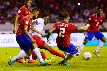 El jugador Giancarlo González (i) y Francisco Calvo (d) de la selección de Costa Rica disputa el balón con Luis Tejeda (c) de Panamá, durante un partido de las eliminatorias al Mundial Rusia 2018, que se disputa en el Estadio Nacional de San José (Costa Rica). EFE/Jeffrey Arguedas