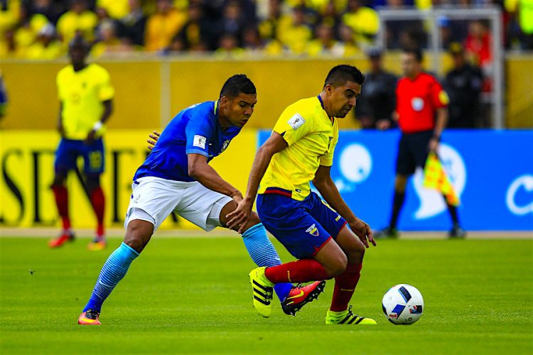 El futbolista ecuatoriano Cristian Noboa (d) conduce el balón ante la marca del brasileño Casemiro (i) el pasado, jueves 1 de septiembre de 2016, durante un partido por la clasificación al mundial de fútbol Rusia 2018, en el estadio Atahualpa de Quito (Ecuador). EFE/José Jácome