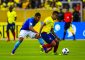 El futbolista ecuatoriano Cristian Noboa (d) conduce el balón ante la marca del brasileño Casemiro (i) el pasado, jueves 1 de septiembre de 2016, durante un partido por la clasificación al mundial de fútbol Rusia 2018, en el estadio Atahualpa de Quito (Ecuador). EFE/José Jácome