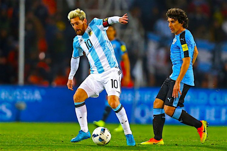 l jugador Lionel Messi (i) de Argentina controla un balón ante Uruguay, durante un encuentro correspondiente a las eliminatorias al Mundial de Rusia 2018 disputado en el estadio Malvinas Argentinas de Mendoza (Argentina). EFE/Nicolás Aguilera