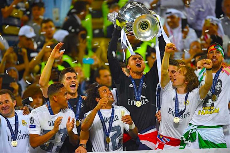E portero titular del Real Madrid Keylor Navas levanta la copa. Foto EFE