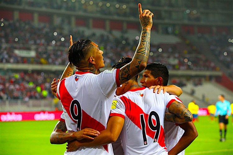 os jugadores de la selección peruana de fútbol celebran un gol contra Ecuador durante un partido entre Perú y Ecuador por las eliminatorias a Rusia 2018, en el Estadio Nacional de Lima (Perú). EFE/GERMÁN FALCÓN