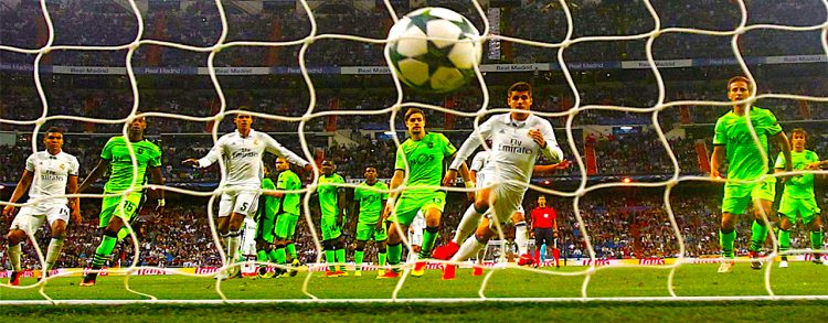 Los jugadores del Real Madrid y del Sporting de Lisboa observan el balón lanzado por Cristiano Ronaldo, durante el partido de la primera jornada de Liga de Campeones disputado en el estadio Santiago Bernabéu. EFE/Kiko Huesca