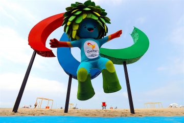 Vista de "Tom", la mascota de los Juegos Paralímpicos Río 2016,en la playa de Copacabana, junto a la escultura de los Juegos Paralímpicos, hecha de plástico reciclado y tiene 4 metros de alto por 3 metros de largo. La escultura también tiene textura y olor para proporcionar inclusión e interactividad. EFE/Antonio Lacerda.