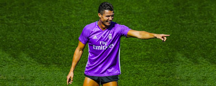 El delantero del Real Madrid Cristiano Ronaldo, durante el entrenamiento que el equipo ha realizado en Valdebebas para preparar el partido de este fin de semana contra el Osasuna, correspondiente a la tercera jornada de LaLiga Santander 2016/2017. EFE/Emilio Naranjo