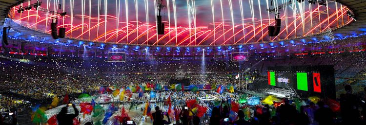 Fotografía de fuegos artificiales en la ceremonia de clausura de los Juegos Paralímpicos Río 2016 el domingo 18 de septiembre de 2016, en el estadio de Maracaná en Río de Janeiro (Brasil). EFE/Antonio Lacerda