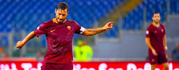 El jugador de Roma Francesco Totti patea el balón ante Crotone FC, durante un juego de la Serie A italiana realizado en el estadio Olímpico en Roma (Italia). EFE/ETTORE FERRARI