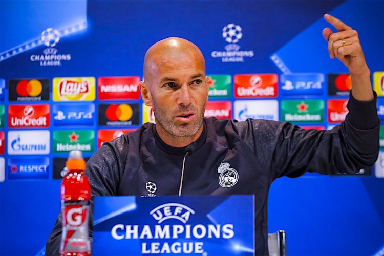 El entrenador del Real Madrid, el francés Zinedine Zidane, durante la rueda de prensa posterior al entrenamiento que el equipo ha realizado hoy en Valdebebas, de cara al primer partido de la fase de grupos de la Liga de Campeones ante el Sporting de Lisboa, que se disputará mañana en el Santiago Bernabéu. EFE/Emilio Naranjo