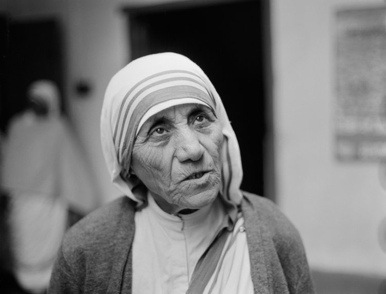 La madre Teresa de Calcuta en una misión en África.