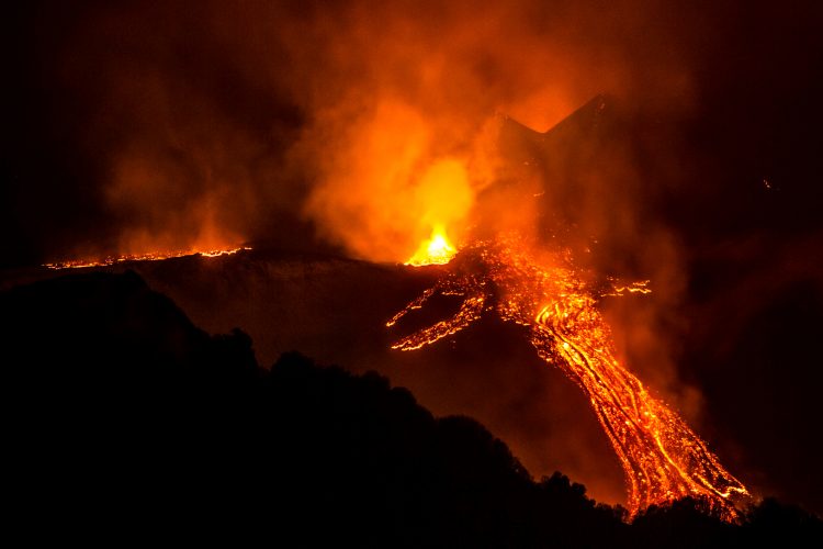El organismo mantiene una vigilancia en la zona para conocer la evolución de la erupción del cono, de 3.763 metros sobre el nivel del mar.
(Dreamstime)