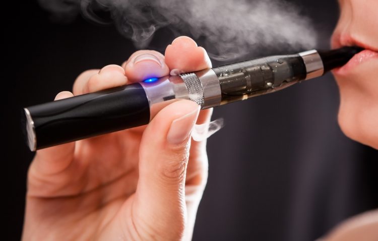 El Gobierno exigirá a los fabricantes o importadores de cigarrillos electrónicos que elaboren un resumen de los estudios sobre el efecto en la salud que tienen estos productos para informar al consumidor.  (Dreamstime)