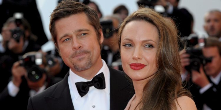 Angelina Jolie pide el divorcio a Brad Pitt

(Actualiza con más información)

Los Ángeles, 20 sep (EFE).- La actriz Angelina Jolie pidió el divorcio a su pareja Brad Pitt por la manera en que la que el actor ha tratado a los seis hijos de la pareja, según informó hoy el portal TMZ, especializado en noticias sobre famosos y el primer medio en informar sobre la separación.

El portal, que cita fuentes conocedoras del conflicto matrimonial, explicó que Angelina Jolie presentó en una corte los documentos judiciales para pedir formalmente el fin de la relación y la custodia de los seis hijos de la pareja.

La noticia también ha sido confirmada por el canal CNN, que citó fuentes cercanas a la presentación de la petición de divorcio.

La pareja se casó en agosto de 2014 en su residencia de Chateau Miraval, en el sureste de Francia, en una ceremonia íntima que puso la guinda a casi diez años de relación.

Durante sus años juntos, Pitt y Jolie protagonizaron un cuento de amor digno de la película más romántica y ganaron el título de pareja soñada de Hollywood con su compromiso con las causas sociales, su desenfrenada labor profesional y su dedicación a sus seis hijos.

Pitt y Jolie se conocieron durante el rodaje de la película "Mr. & Mrs. Smith" (2005), y el romance que surgió entre escena y escena finalmente motivó que el actor se divorciara de la también actriz Jennifer Aniston, con quien estuvo casado cinco años.

Antes de dar el "sí quiero" a Pitt, Jolie contrajo matrimonio en dos ocasiones, primero con Jonny Lee Miller y posteriormente con Billy Bob Thornton.

Conocida popularmente como "Brangelina", la pareja, que ha sido un punto constante de atención para la prensa rosa en Estados Unidos, era muy respetada en la industria del cine y también en el campo de la acción solidaria.

Como muestra, Jolie es embajadora del Alto Comisionado de la ONU para los Refugiados (ACNUR), mientras que Pitt creó en 2005 una fundación para construir viviendas en Nueva Orleans destinadas a la gente que se había quedado sin casa tras el huracán Katrina.

Son padres de seis niños: tres adoptados -Maddox (Camboya), Pax (Vietnam) y Zahara (Etiopía)- y tres biológicos: Shiloh y los gemelos Knox y Vivienne. EFE