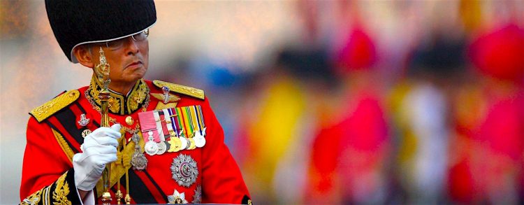 Fotografía de archivo fechada el 2 de diciembre de 2008 que muestra al rey Bhumibol Adulyadej de Tailandia durante un desfile para celebrar su 81 cumpleaños. La Casa Real de Tailandia suspendió hoy, miércoles 12 de octubre de 2016, dos actos oficiales, tres días después de que el último comunicado médico calificara de "inestable" el estado de salud del monarca, ingresado desde hace más de un año en el hospital. Bhumibol, con 88 años el jefe de Estado más longevo, fue sometido el sábado a una hemodiálisis para drenar líquido cefalorraquídeo de su cerebro, y recibió tratamiento ante una caída acusada de la presión sanguínea, según informó la Casa Real el domingo. EFE/Rungroj Yongrit