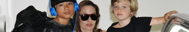 Angelina Jolie (C) y sus hijos Shiloh (L) (EFE)
