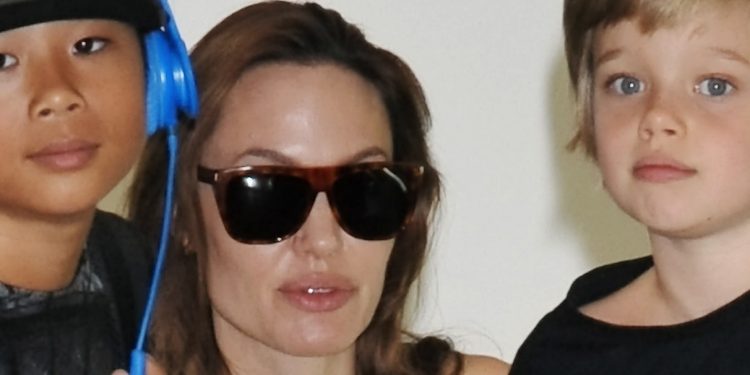 Angelina Jolie (C) y sus hijos Shiloh (L) (EFE)