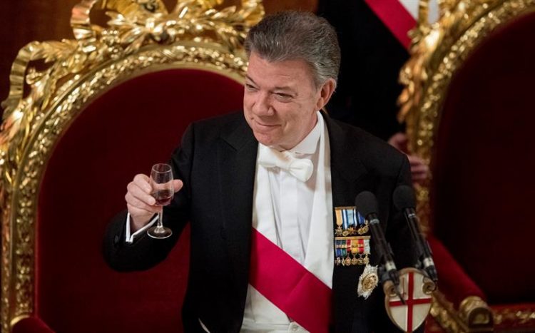 Santos cerró en la capital norirlandesa su viaje de Estado de tres días al Reino Unido, el primero de un mandatario colombiano y que ha realiza acompañado de su esposa, María Clemencia Rodríguez de Santos, a invitación de la reina Isabel II.
(EFFE)