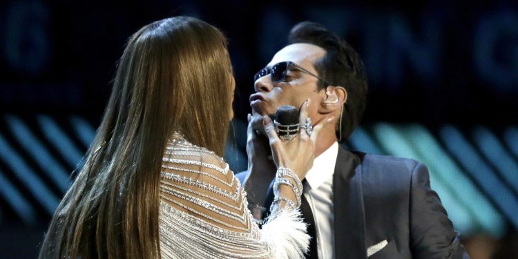 GRAM124. LAS VEGAS (EE.UU.), 17/11/2016.-Los cantantes Jennifer Lopez (i) y Marc Anthony se dan un beso durante los premios Grammy Latino hoy, jueves 17 de noviembre de 2016, en T-Mobile Arena en Las Vegas (EE.UU.). EFE/PAUL BUCK