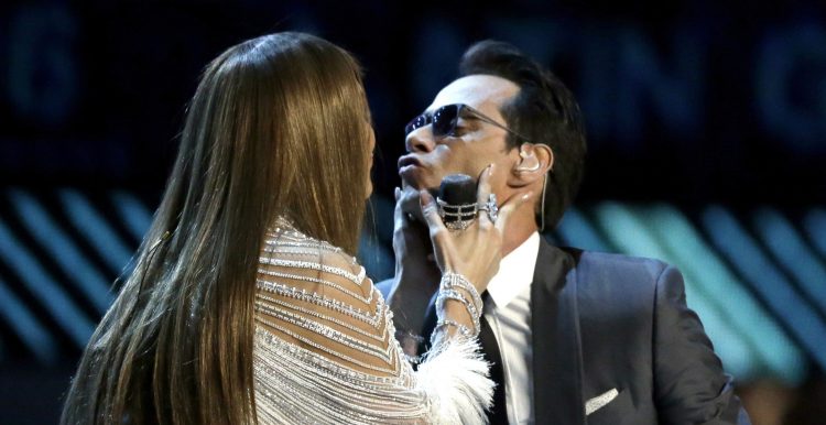 GRAM124. LAS VEGAS (EE.UU.), 17/11/2016.-Los cantantes Jennifer Lopez (i) y Marc Anthony se dan un beso durante los premios Grammy Latino hoy, jueves 17 de noviembre de 2016, en T-Mobile Arena en Las Vegas (EE.UU.). EFE/PAUL BUCK