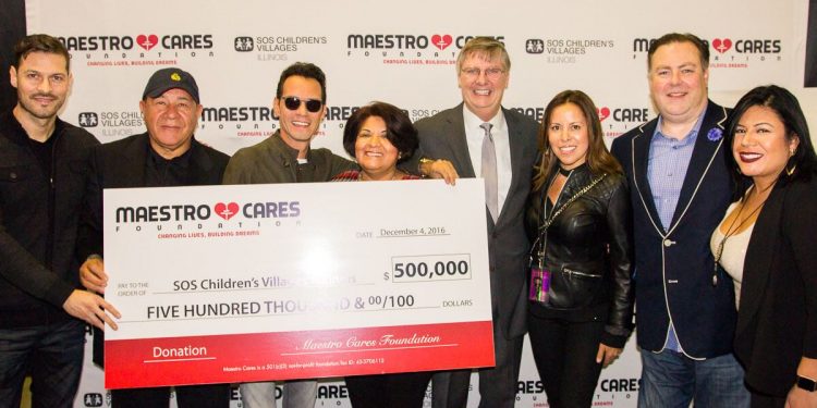 Anthony y Cárdenas presentaron SOS con una donación de 500.000 dólares en los bastidores de este domingo, durante su concierto en Chicago, parte de su "Marc Anthony Live Tour"