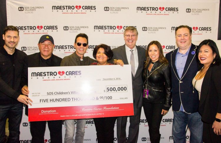Anthony y Cárdenas presentaron SOS con una donación de 500.000 dólares en los bastidores de este domingo, durante su concierto en Chicago, parte de su "Marc Anthony Live Tour"