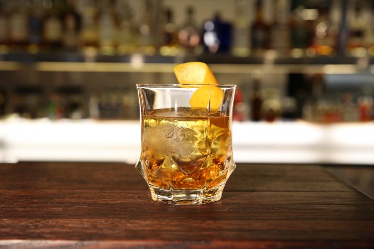 Fuerte, seco y con mucho carácter. Así es La Conquista, un cocktail a base de whisky buchanan's y vermú dulce. 
(Cortesía Buchanan's)