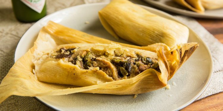 Coloca las hojas secas en un recipiente grande o cacerola, cubre con agua caliente y sumerge por una hora. 
(Cortesía)