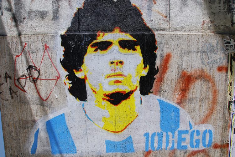 Maradona condujo a la gloria a un Nápoles que hizo grande. Habrá pocos casos en la historia en los que un solo futbolista ejerza un poder de transformación de un club tan grande como el que ejerció el astro argentino, que fue frenado en seco en Copa de Europa por el Real Madrid de la 'Quinta del Buitre'.
(Dreamstime)