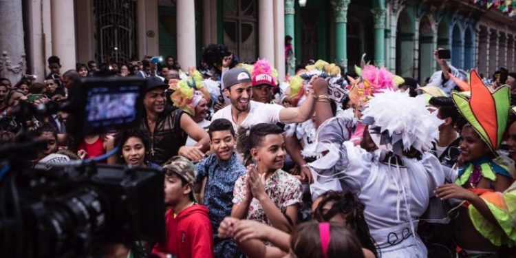 La filmación a cargo del Director Cubano Alejandro Pérez ha sido motivo de celebración y fiesta con el pueblo que se ha volcado en alegría con Enrique y todo el equipo.
(Latinvision)