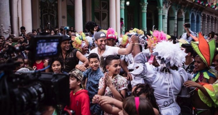 La filmación a cargo del Director Cubano Alejandro Pérez ha sido motivo de celebración y fiesta con el pueblo que se ha volcado en alegría con Enrique y todo el equipo.
(Latinvision)