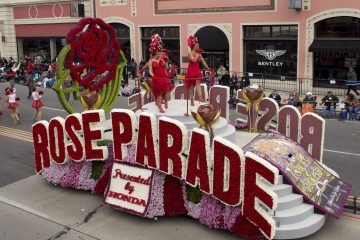 PAS24 - PASADENA (EE.UU.), 2/1/2017.- Integrantes de una comparsa de Rose Bowl University Float desfilan hoy, lunes 2 de enero de 2017, durante el Desfile de las Rosas 2017, en Pasadena (EE.UU.). El desfile que lleva por título "Ecos de éxito", se celebra desde el 2 de enero para acatar el reglamento de "nunca en domingo" con que se inició este evento en 1890 para evitar que el bullicio de celebración provocara el relinchar de los caballos afuera de las iglesias. EFE/ ARMANDO ARORIZO