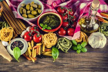 La dieta mediterránea incluye el consumo de grandes cantidades de frutas, verduras, aceite de oliva, frijoles y cereales como trigo y el arroz, así como cantidades moderadas de pescado, productos lácteos y vino, y más limitadas de carne roja y aves de corral.
(Dreamstime)