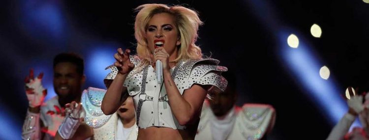 Lady Gaga se lanzó a continuación al vacío y, sostenida por cuerdas, comenzó a cantar desde una torre su éxito "Pokerface", saltando y dando volteretas en el aire antes de bajar al escenario en medio de un despliegue de pirotecnia (DReanstime)