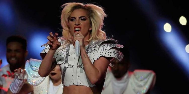 Lady Gaga se lanzó a continuación al vacío y, sostenida por cuerdas, comenzó a cantar desde una torre su éxito "Pokerface", saltando y dando volteretas en el aire antes de bajar al escenario en medio de un despliegue de pirotecnia (DReanstime)