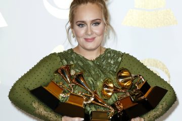 JGM166. Los Angeles (United States), 13/02/2017.- Adele holds up her awards in the press room during the 59th annual Grammy Awards ceremony at the Staples Center in Los Angeles, California, USA, 12 February 2017. Adele won the awards Record Of The Year, Album Of The Year, Song Of The Year, Best Pop Solo Performance and Best Pop Vocal Album, with the album '25' and song 'Hello.' (Estados Unidos) EFE/EPA/MIKE NELSON