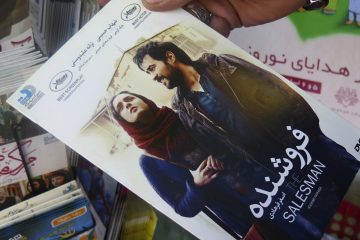 GRA010. TEHERÁN, 24/02/2017.- La película "El viajante" del iraní Asghar Farhadi a la venta en un kiosco de Teherán. La cinta ha sido un éxito de taquilla y ventas en su país, que no oculta su orgullo por el reconocimiento internacional de la obra y por el boicot a los Óscar del director y la actriz protagonista. EFE/Artemis Razmipour
