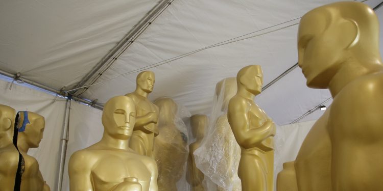 MCX14. Hollywood (United States), 25/02/2017.- Oscar statues sit in a tent near the red carpet during preparations for the 89th annual Academy Awards in Hollywood, California, USA, 24 February 2017. The Academy Awards, which honors the best in film making, will take place on 26 February 2017. (Estados Unidos) EFE/EPA/MIKE NELSON