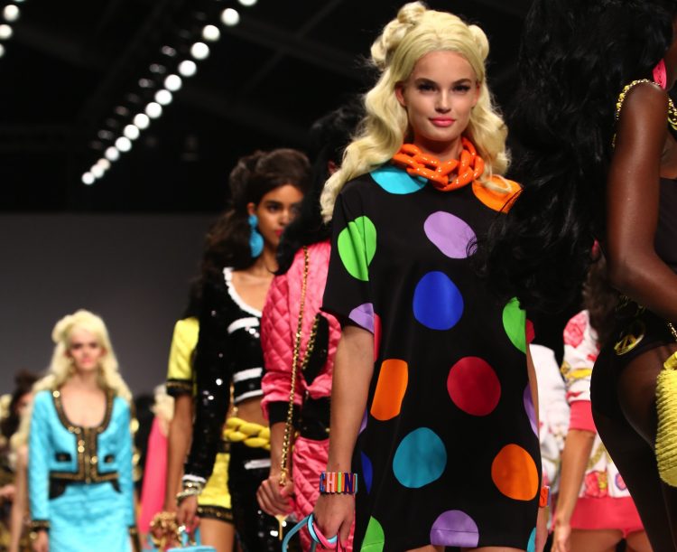 La firma de la diseñadora italiana Donatella Versace llevó hasta la pasarela milanesa una colección llena de elegancia, con vestidos muy femeninos y con transparencias que también dejaron entrever un lado más atrevido para su apuesta para el próximo otoño/invierno 2017 (Dreamstime)