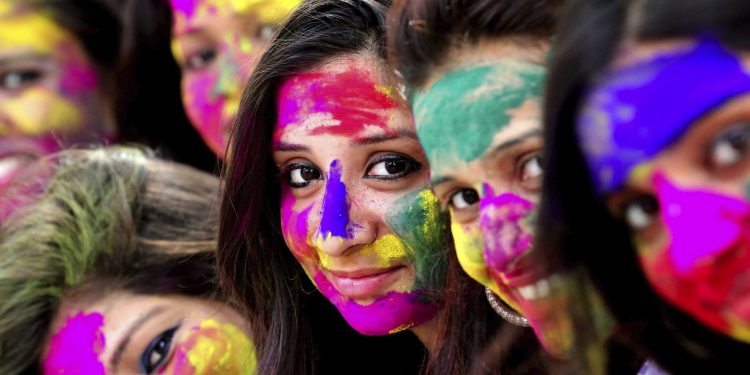 IN02 BHOPAL (INDIA) 10/03/2017.- Un grupo de estudiantes indias posan con las caras pintadas de llamativos colores durante una fiesta con motivo de la celebración del festival Holi en Bhopal (India), hoy, 10 de marzo de 2017. EFE/Sanjeev Gupta