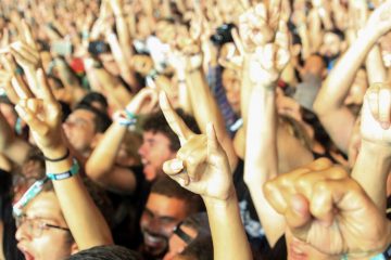 BRA108. SAO PAULO(BRASIL),25/03/2017.- Asistentes disfrutan el concierto de la banda Metallica en el Festival Lollapalooza hoy, sábado 25 de marzo de 2017, en el autódromo Interlagos de Sao Paulo (Brasil). EFE/Fernando Bizerra Jr.
