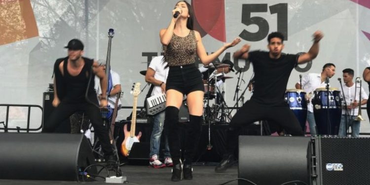 La cantautora dominicana NATTI NATASHA se presenta con éxito en el cuarentavo festival de calle 8 este pasado 12 de marzo en la pequeña Havana de la ciudad de Miami