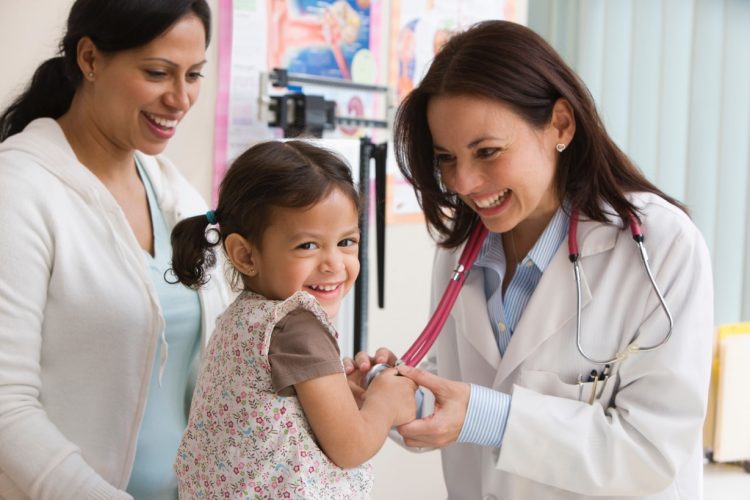 Cuando evalue la mejor decisión para usted y su familia, compare sus opciones y obtenga el seguro médico que más le convenga.  
(Getty Images)